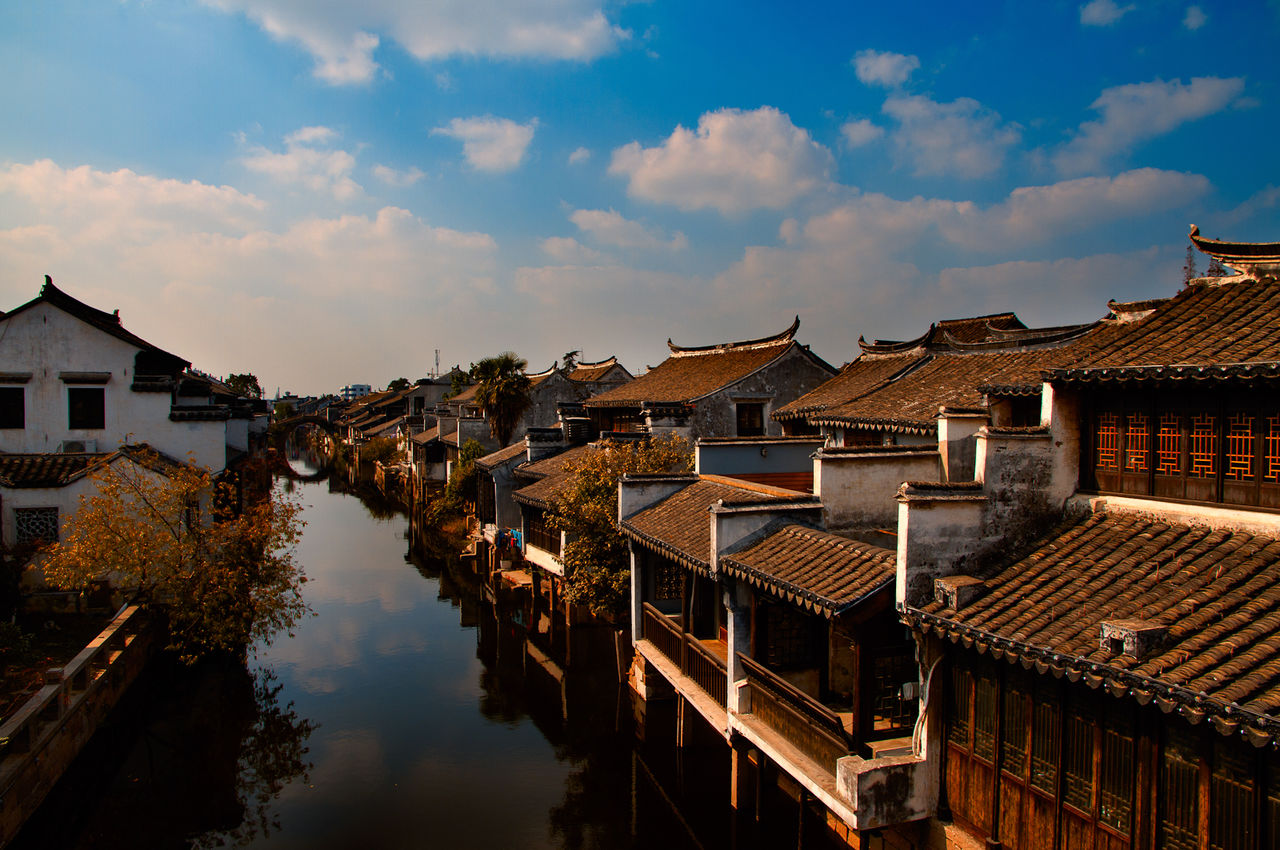是太仓市区的卫星镇,距离太仓市区约13公里,太仓市区到沙溪镇