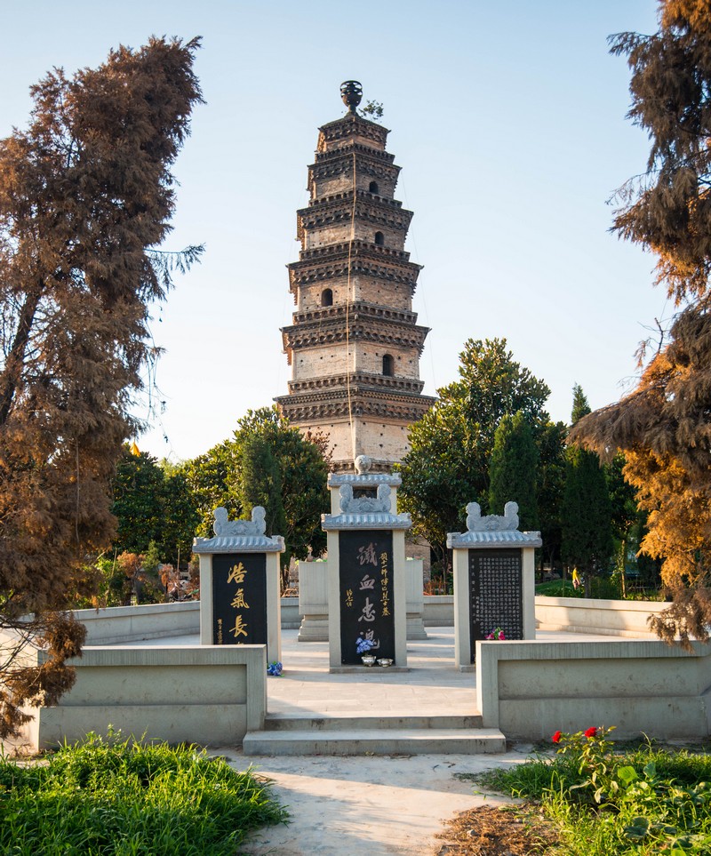  p>宝岩寺塔,又称宝严寺塔,俗称东关塔,位于河南省西平县城东关西平