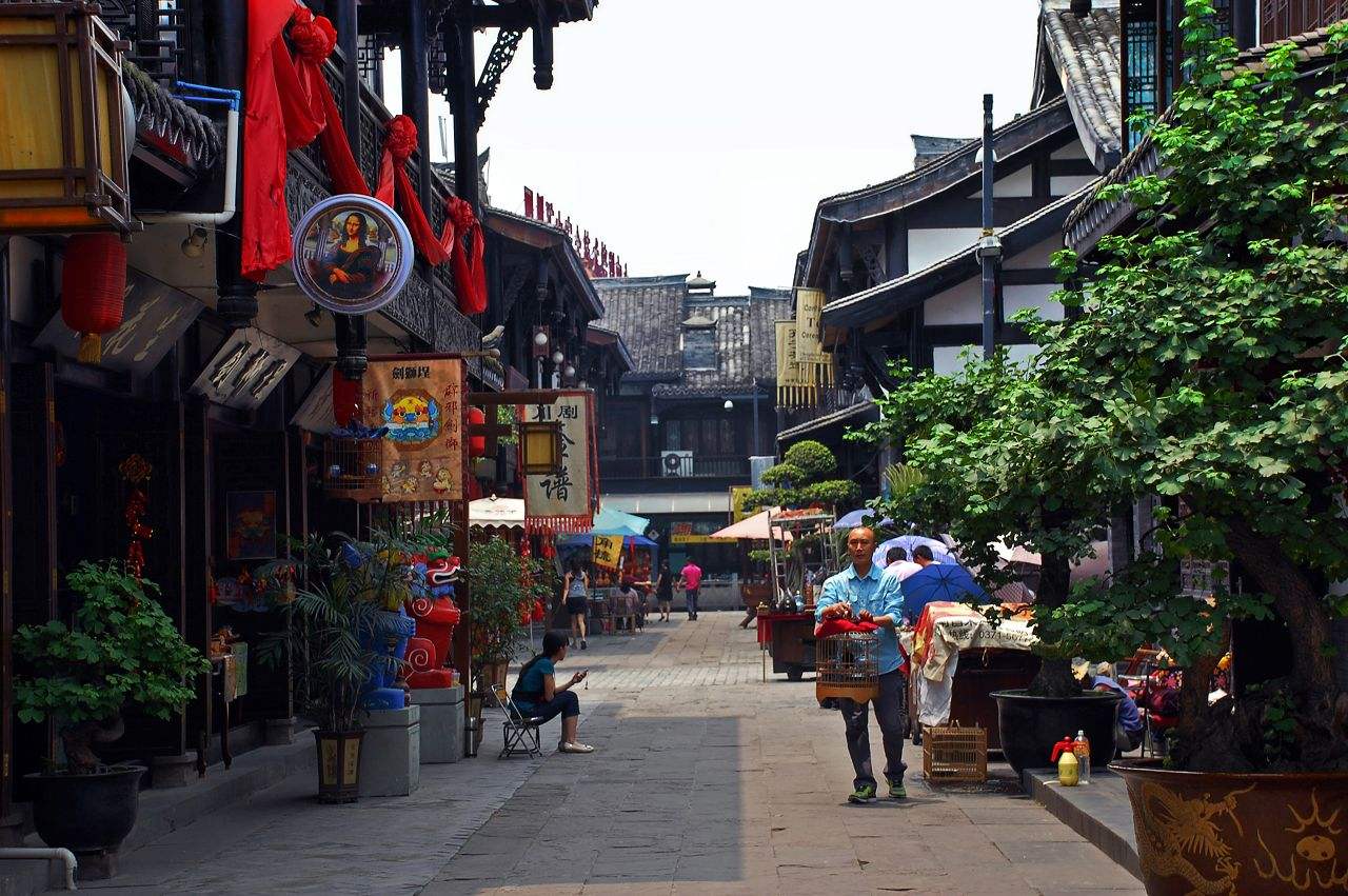 " data-lemmaid="10644673">人民中路 /a>旁,作为成都中央休闲旅游区