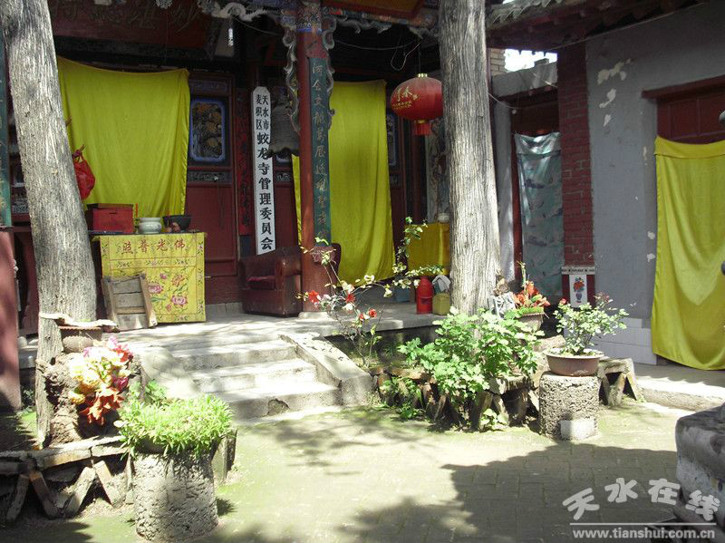  p>出天水火车站向南十多公里,在大柳树村向西进入龙槐沟五公里便是新