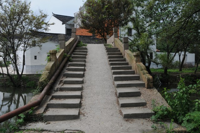  p>周陈桥位于武进区礼嘉镇周陈桥村,村庄和树林所掩,东西向横跨西流