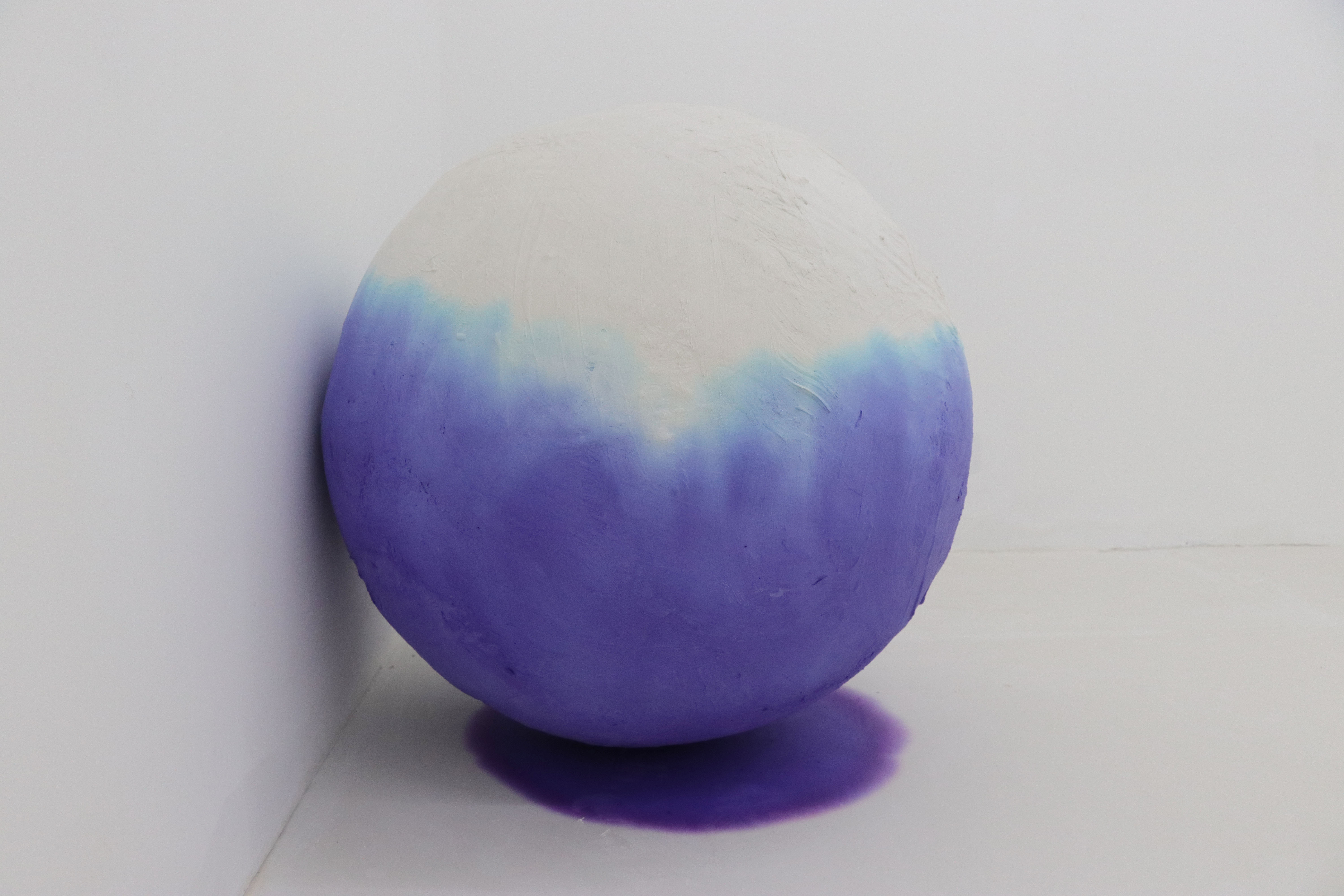 不同的颜色通过石膏球浸染到房间的地板上,造成了令人惊叹的艺术效果.