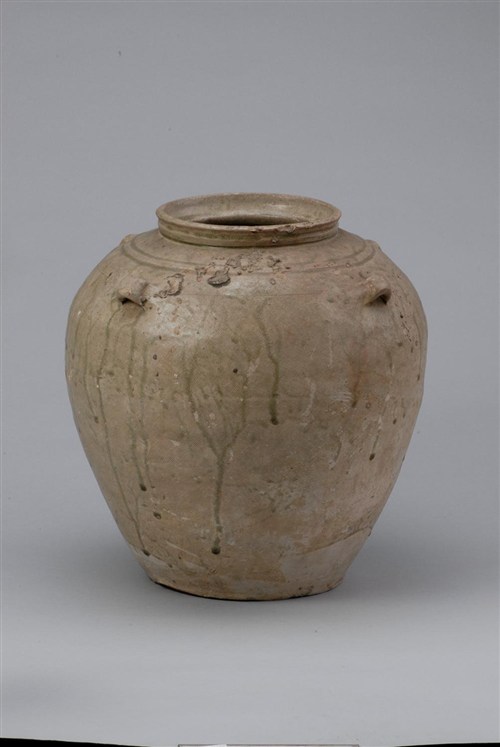 青釉布纹四系罐是东汉的文物,现存于安徽博物院.