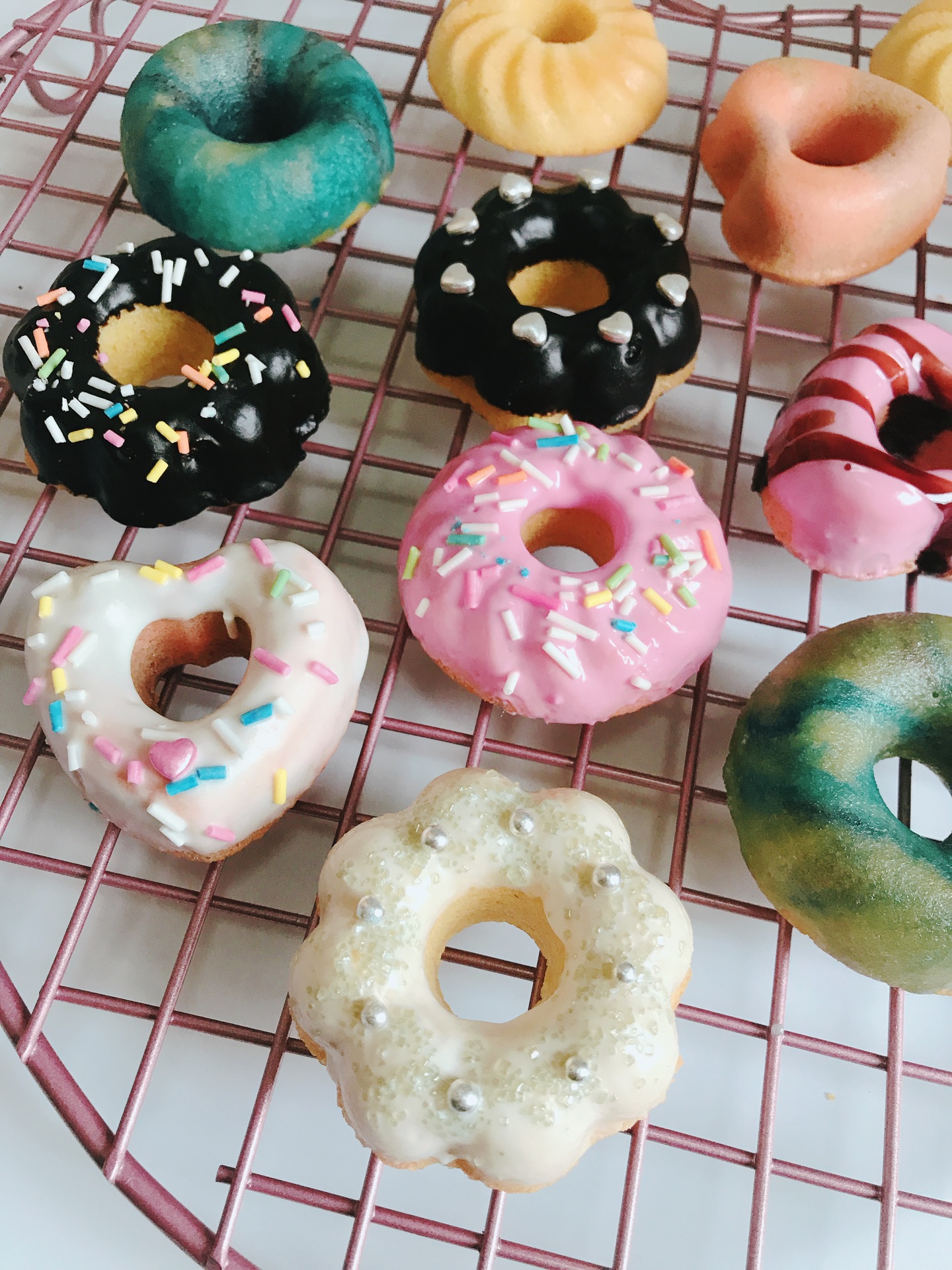 形状是中空的环状,或面团中间有包入奶油,蛋浆等甜馅料的封闭型甜甜圈