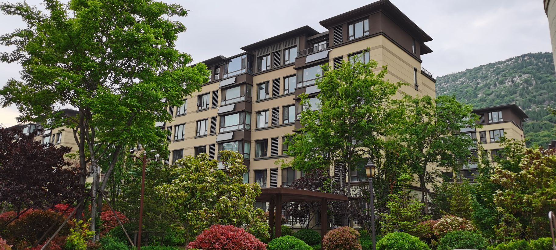  p>华润仰山云栖径位于济南市市中兴隆,由华润置地(山东)发展有限公司