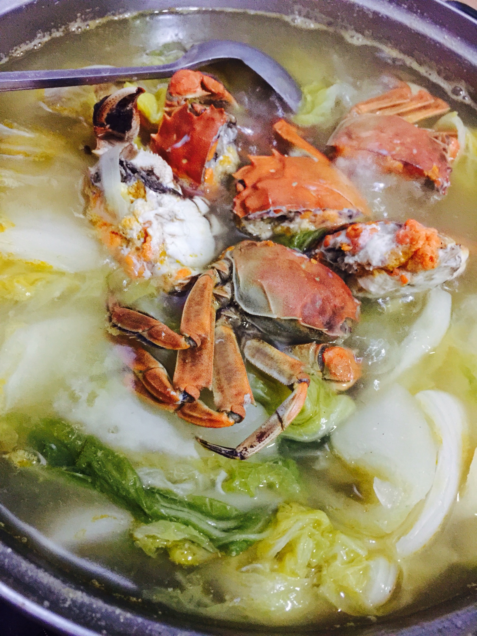 家常的螃蟹白菜汤有除烦解渴,清热解毒,通利肠胃,养胃生津的功效,很鲜