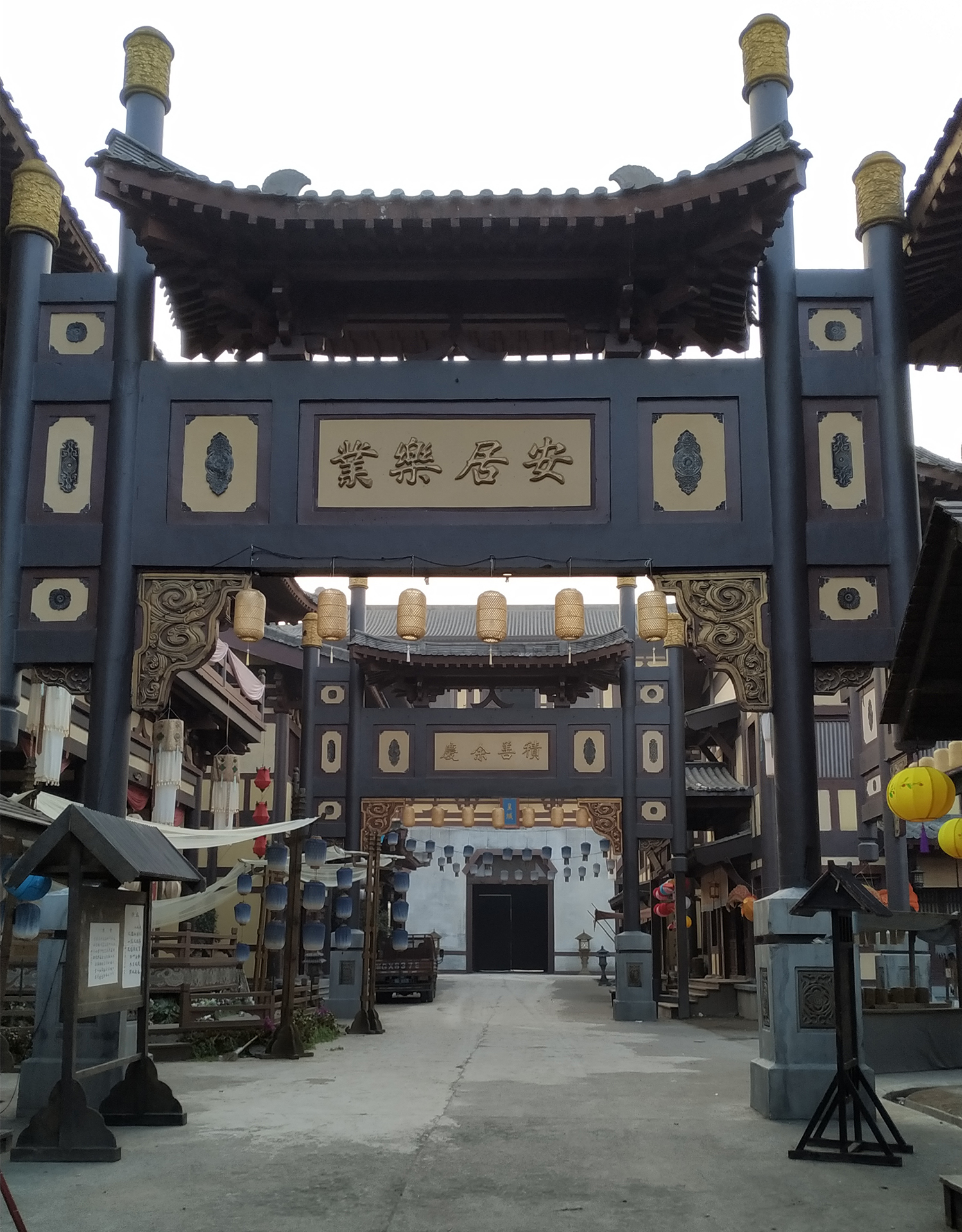  p>春秋战国城,位于浙江省金华市东阳市横店镇.