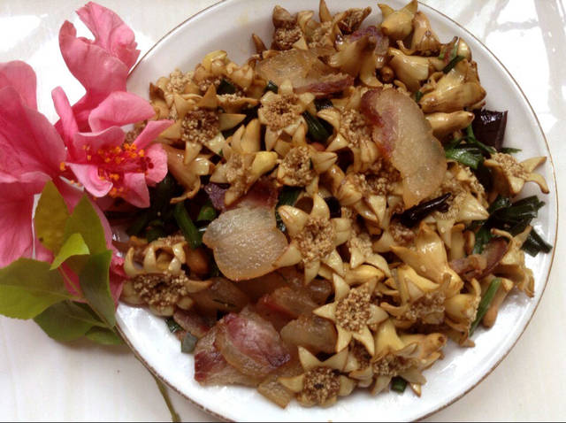 云南石榴花炒腊肉