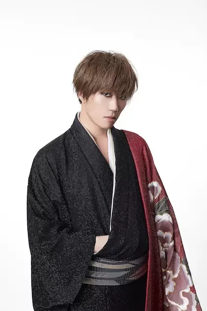 《剧团朱雀》的第二代目,4岁时首次登上舞台,在日本全国举办舞台表演