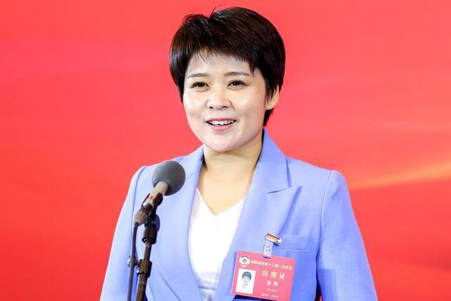  p>张琴,现任河南省政协委员,郑州银丰电子科技有限公司董事长. /p>