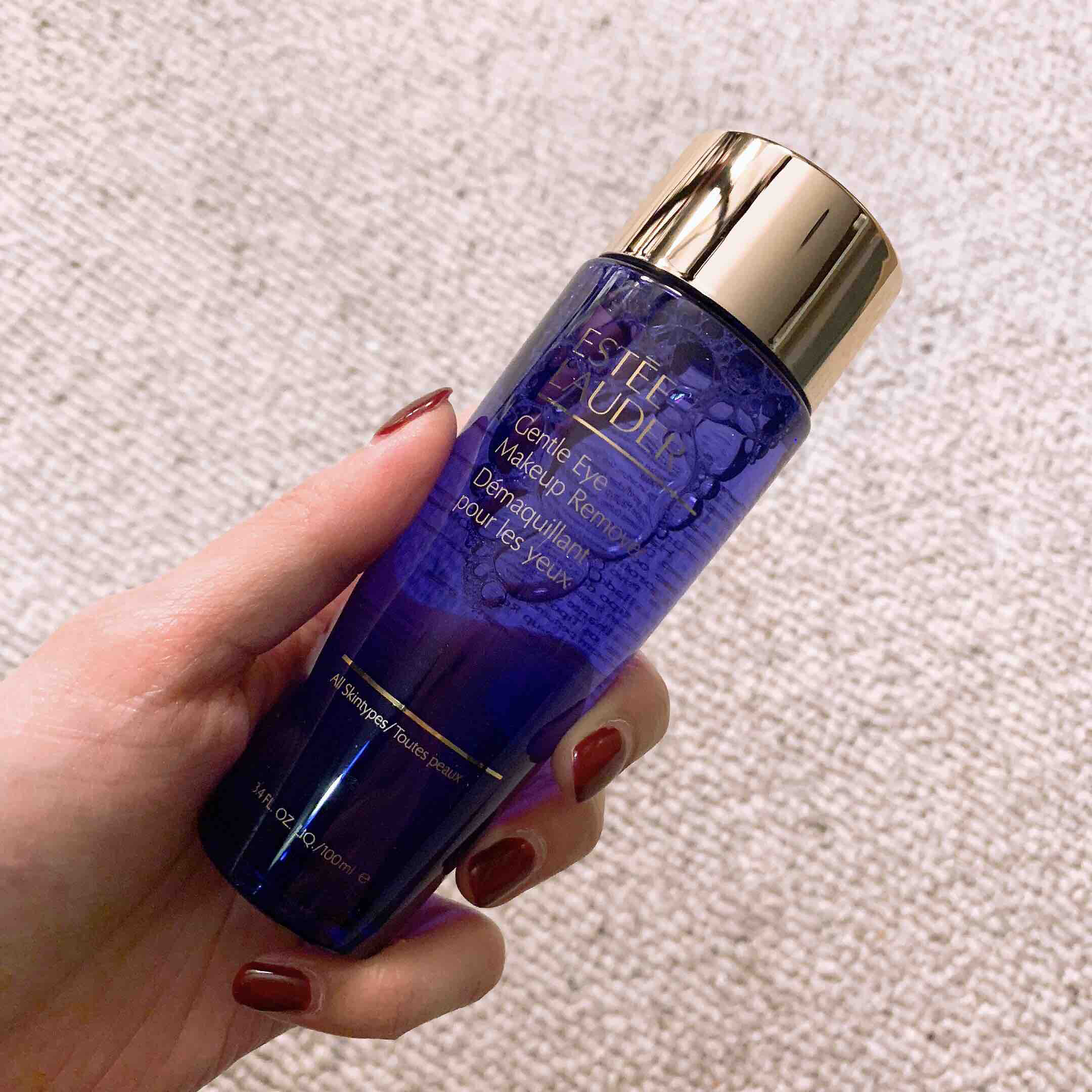  p>雅诗兰黛柔和眼部卸妆液不含油脂的配方能够迅速彻底地抹去水溶性