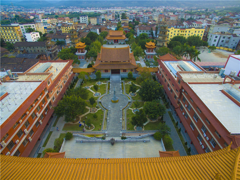 别名万寿禅寺,位于莆田市仙游县龙华镇灯塔村,离仙游县城约4公里