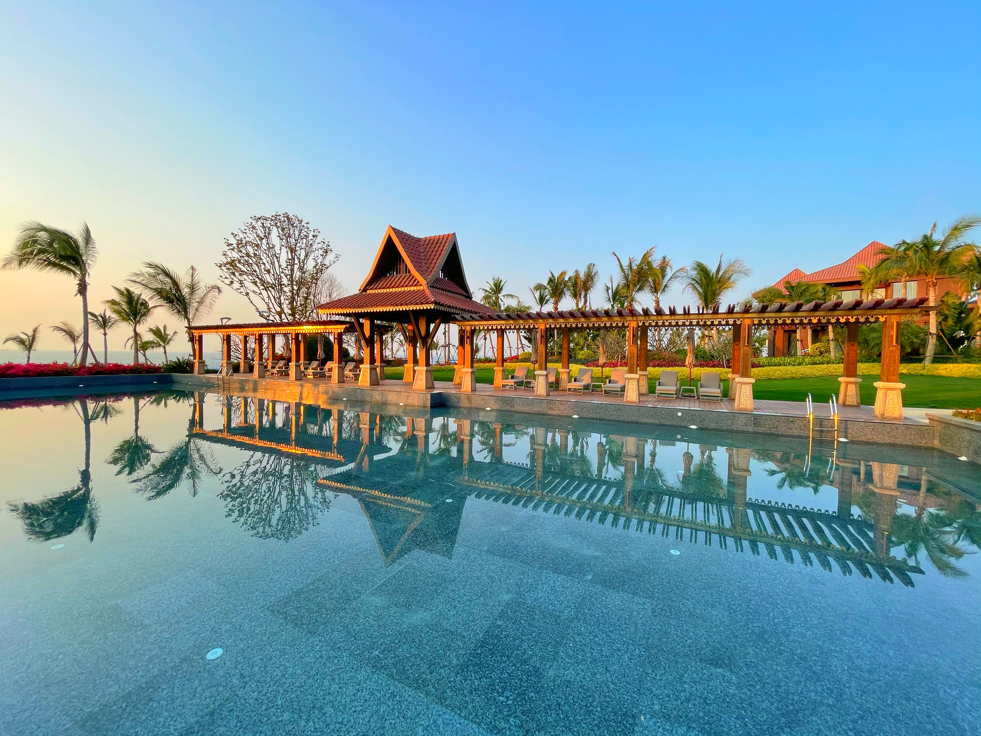 也是世界最大花型人工旅游岛,位于中国海南省儋州市排浦港与洋浦港