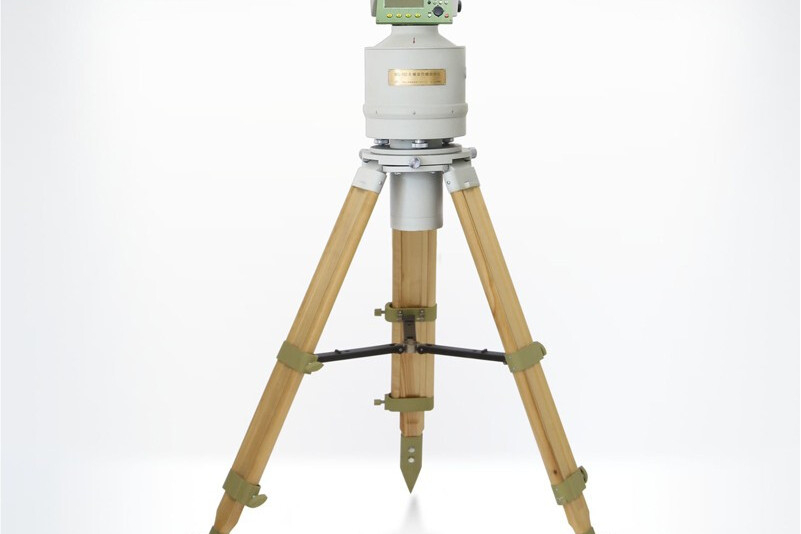 仪,是指自动连续地测定所调谐的无线电信号到来方向的无线电测向设备