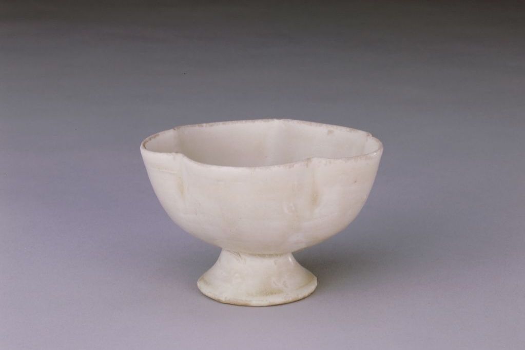  p>宋白釉花口高足杯是瓷器,现藏北京故宫博物院,口径9.8cm,足径4.
