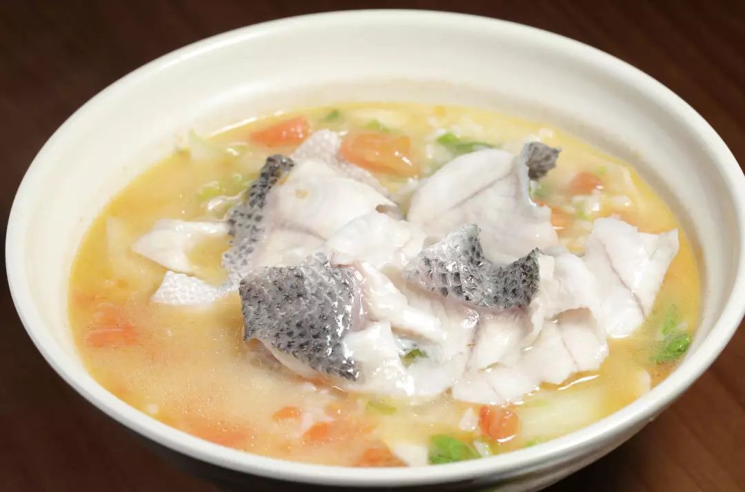  p>嫩滑鱼片汤是一道汤类美食,以鱼肉片等为原料,以盐,味精,料酒等为