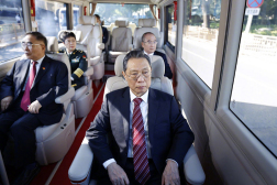 国家勋章和国家荣誉称号获得者由国宾护卫队护卫前往人民大会堂