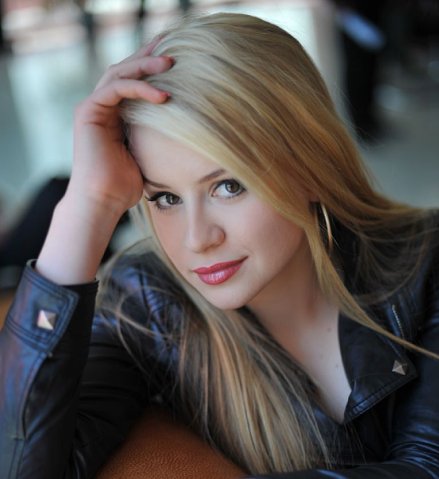 英俄混血儿,俄罗斯女演员,毕业于俄罗斯东方大学