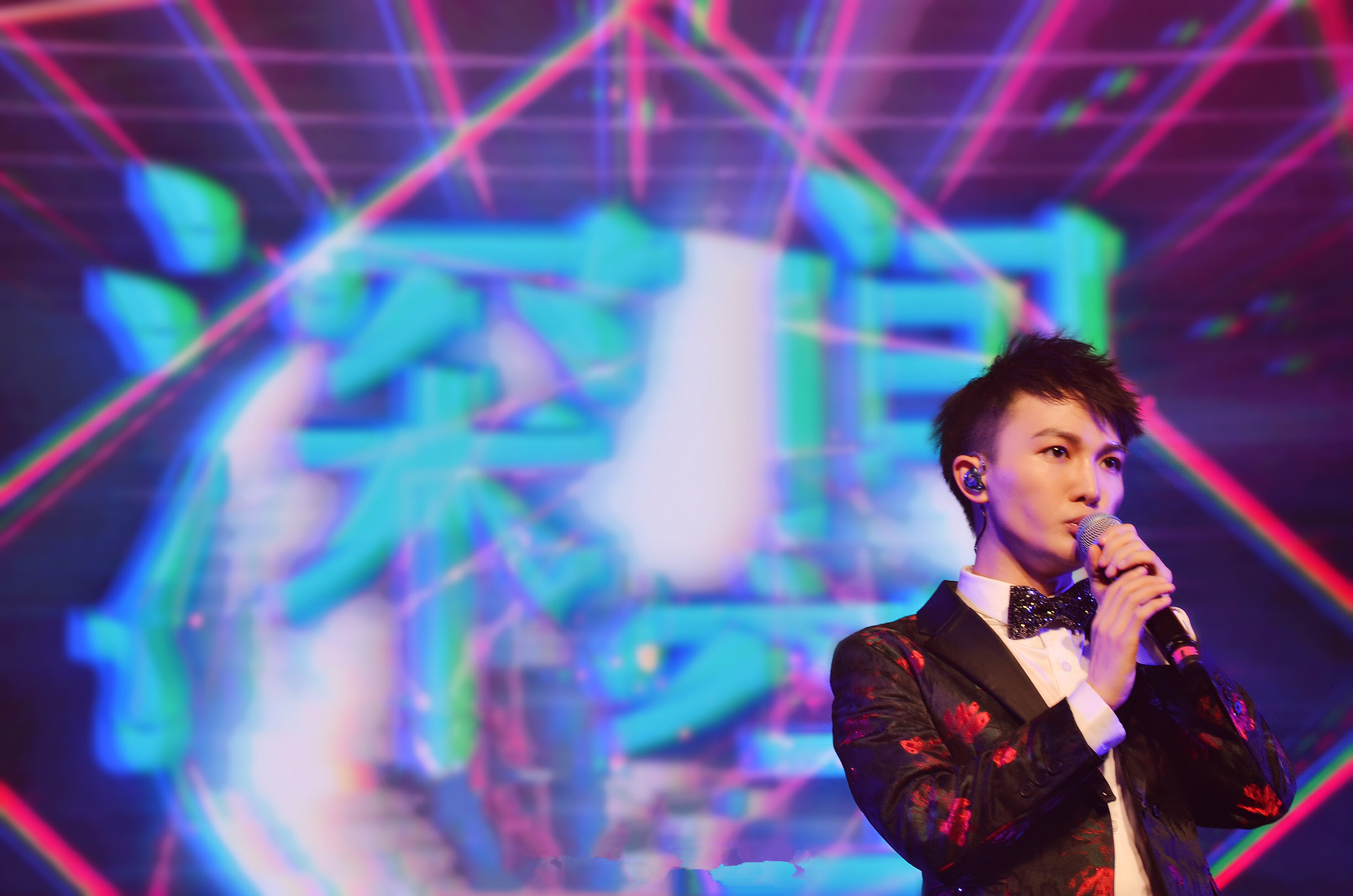  p>周深,1992年9月29日出生于湖南邵阳,长于贵州贵阳,中国内地男歌手