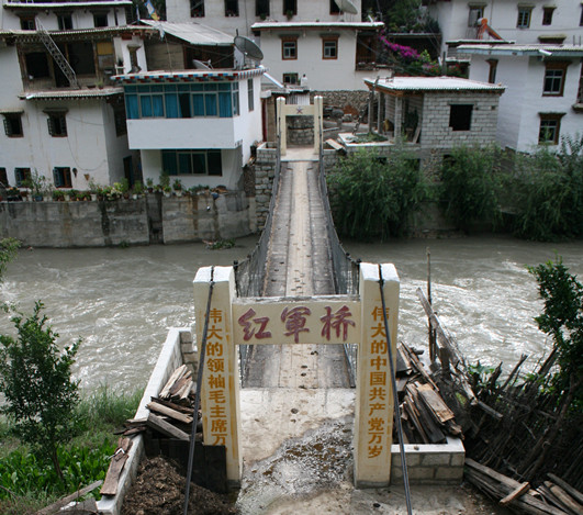 瓦卡镇,是享有盛誉的"中国民间文化艺术之乡",位于甘孜藏族自治州得荣