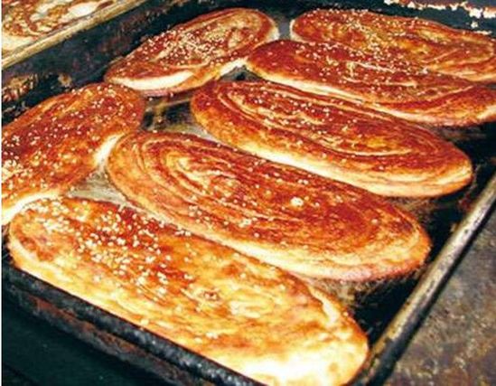  p>枣强鞋底烧饼是一道以精粉,麻酱为主要食材制作的美食. /p>