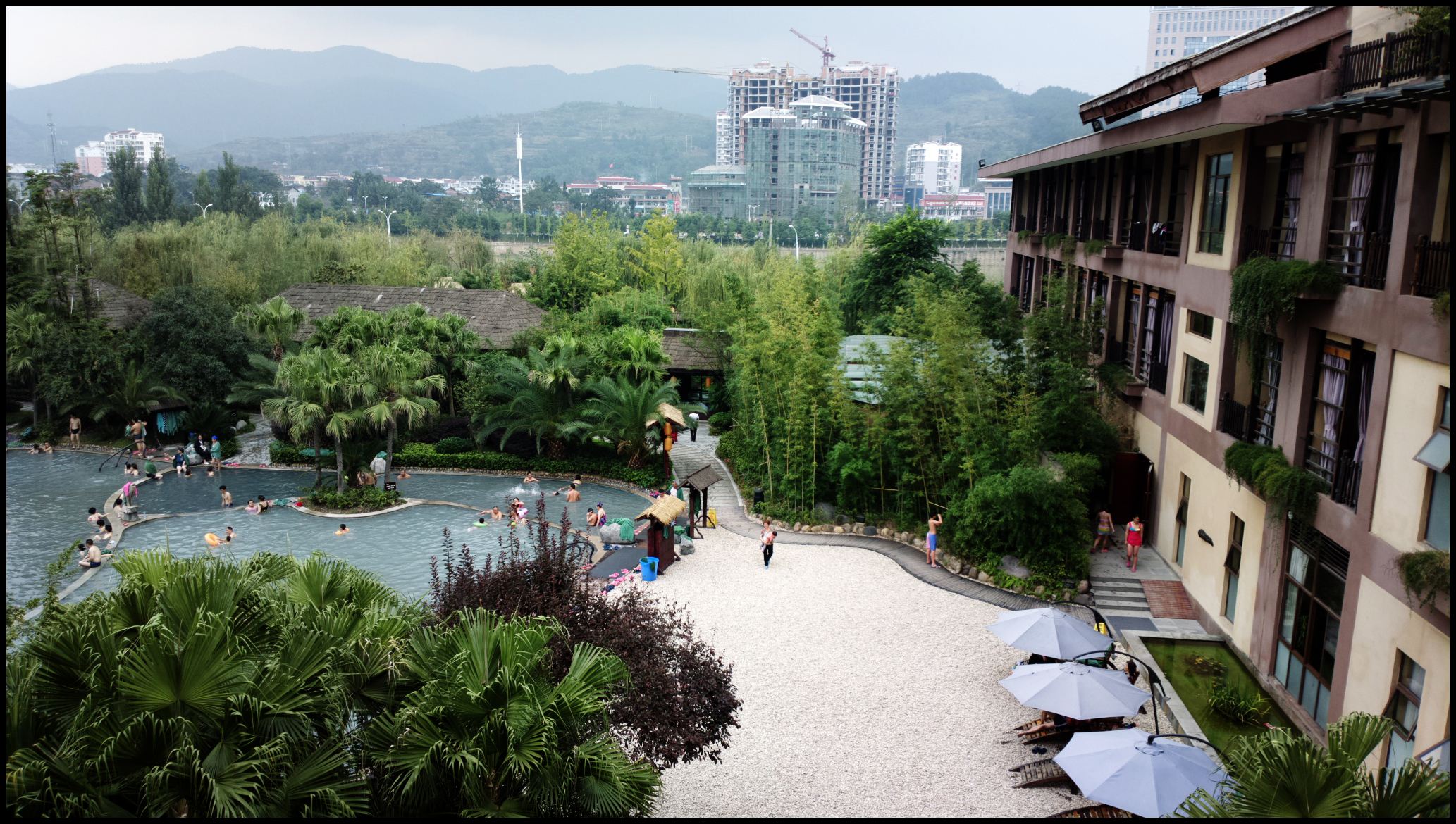  p>重庆天赐温泉度假区位于重庆九龙坡区后花园——含谷经济开发区,距