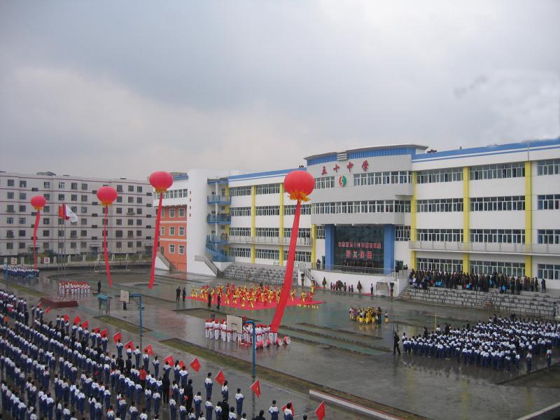  p>乌鲁木齐第五十中现有48个教学班,其中小学26个班,中学24个班,学生
