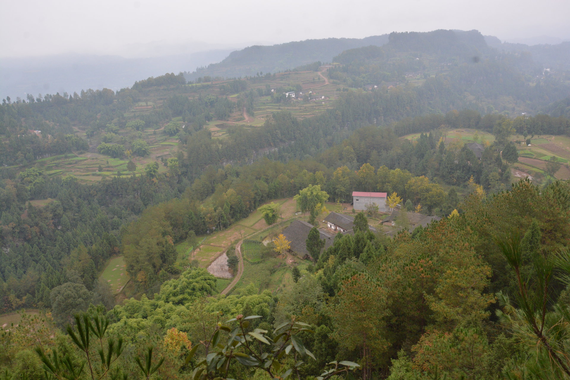 位于四川省巴中市南江县和平镇铁炉村,东与鲁班村接壤,南和油榨坪村为