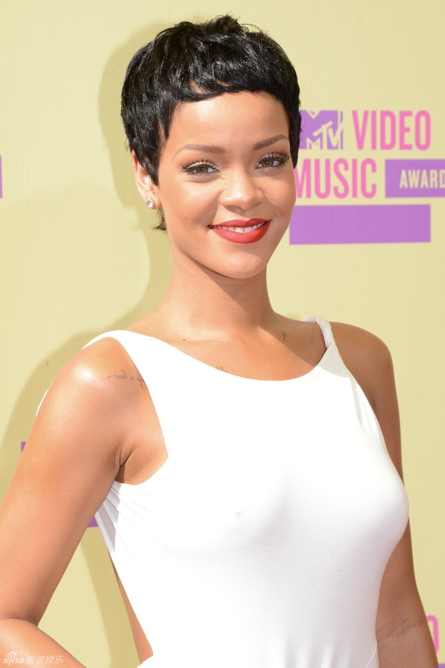  p>蕾哈娜(rihanna),全名罗比恩·蕾哈娜·芬缇(robyn rihanna fenty)