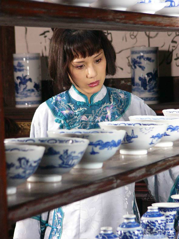 《青花》是由武汉电视台与上海文广集团于2004年合作拍摄的电视剧,由 