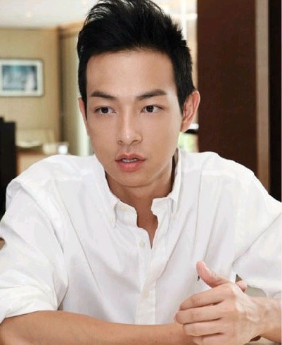  p>梁竞徽 i>(oscar leung) /i>,原名梁烈唯,1979年3月26日生于中国