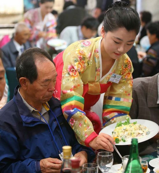  p>"朝鲜美女服务员"指朝鲜金刚山饭店的餐饮服务员,因貌美引起新闻