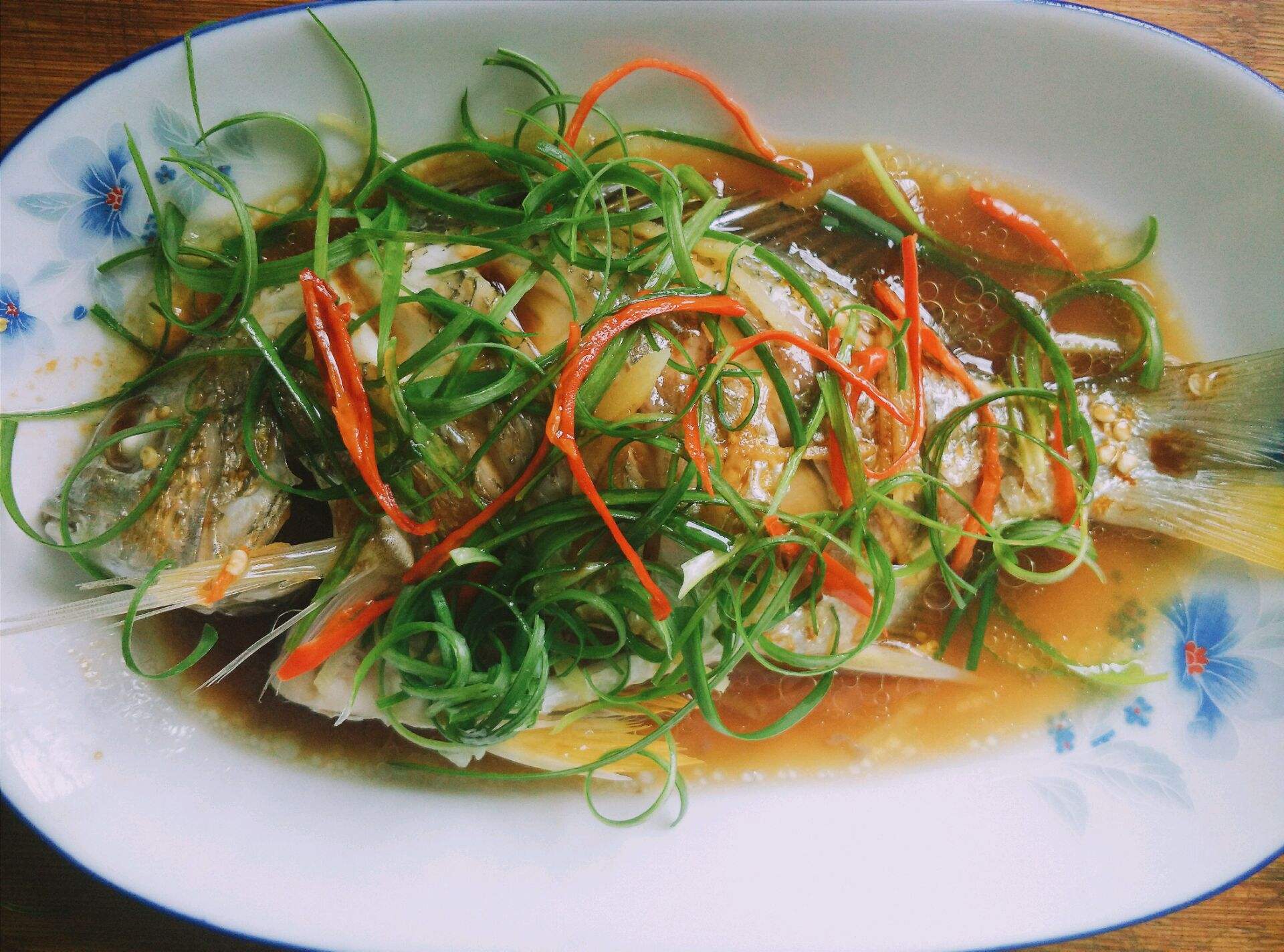  p>清蒸鱼是用各类鱼制作的一道家常菜,主要原材料有 a target="