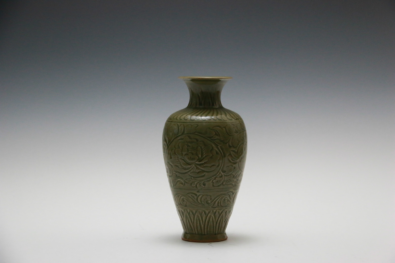 耀州窑缠枝牡丹玉兔纹撇口梅瓶