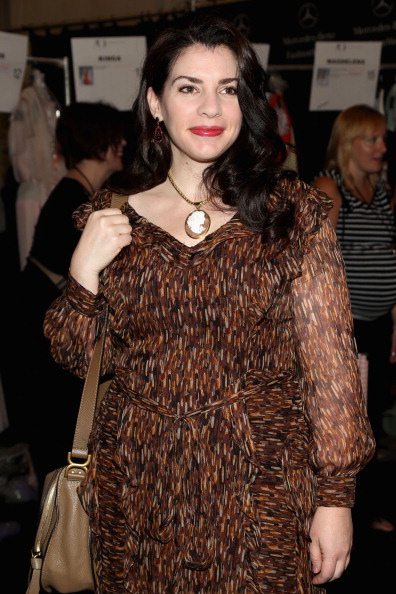  p>斯蒂芬妮·梅尔生于美国哈特福,双亲为斯蒂芬与坎蒂·摩根(stephen