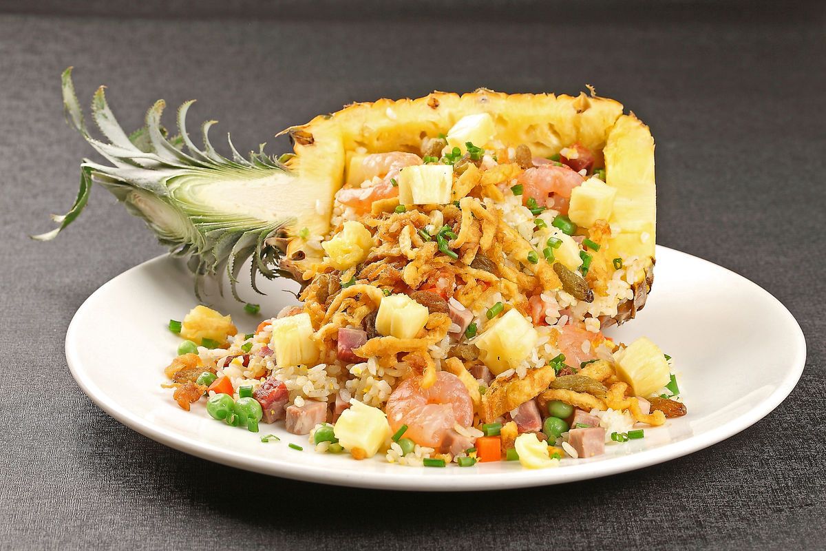 奶香海鲜菠萝焗饭