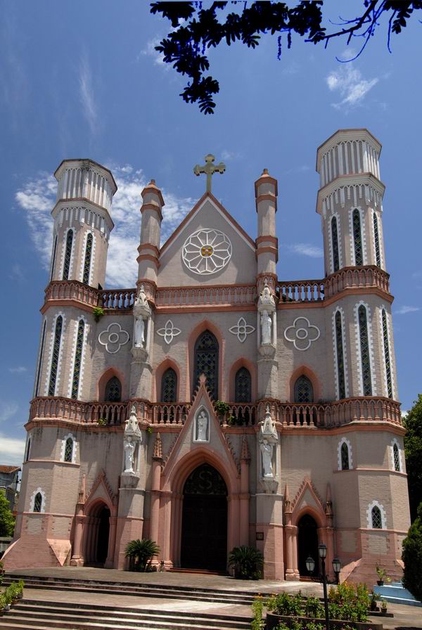 教堂平面为巴西利卡式,在总体为西方古典造型基础