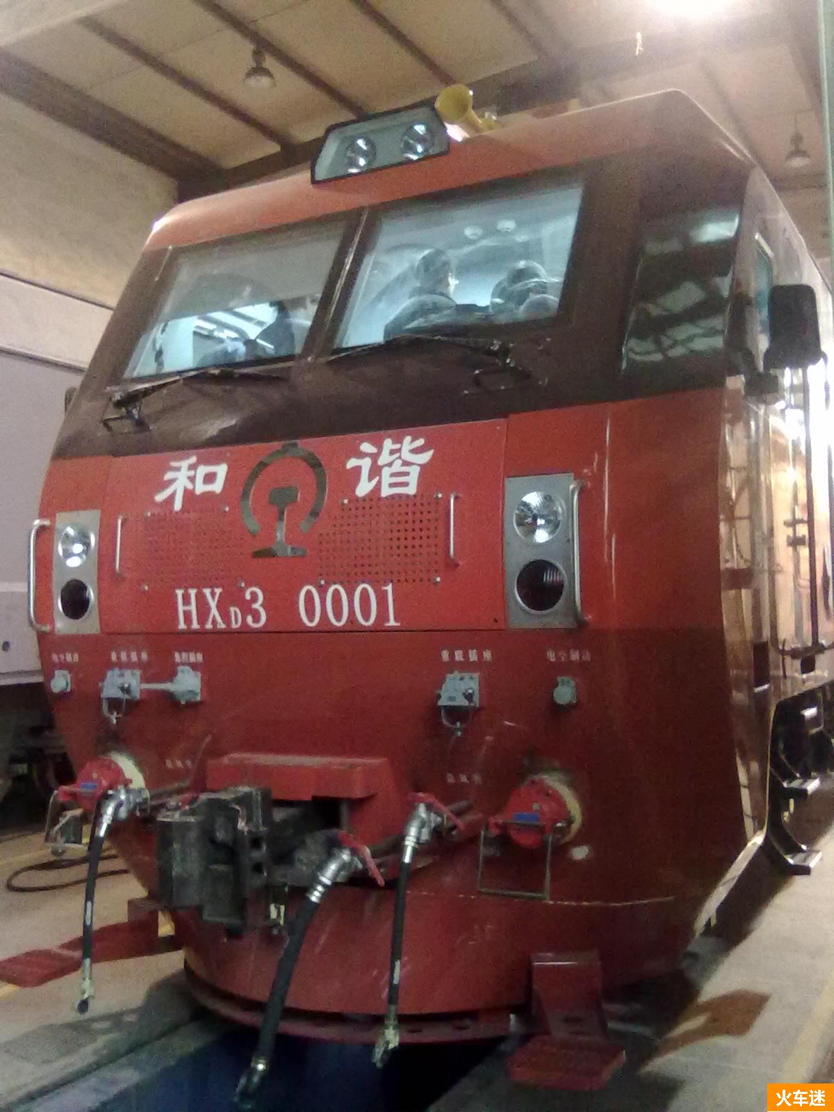  p>电力机车,又称电力火车,是指从供电网(接触网)或供电轨中获取电能