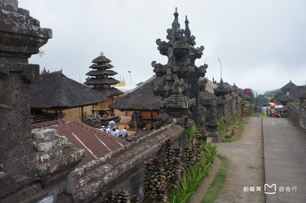 布撒基寺(besakih)位于巴厘岛的东北部,海拔