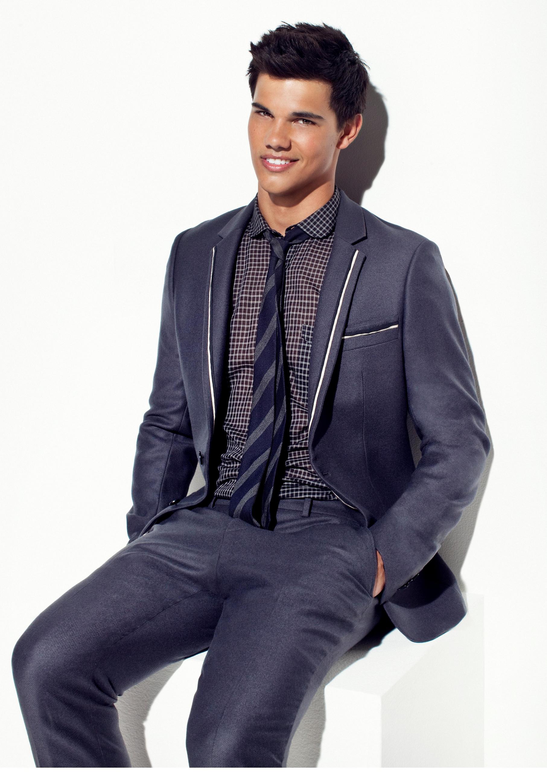  p>泰勒·洛特纳(taylor lautner),1992年2月11日出生于美国密歇根州