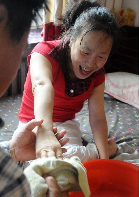 女,哈尔滨人,5岁的时候被确诊为重度脑性瘫痪,虽然生活不能自理,可