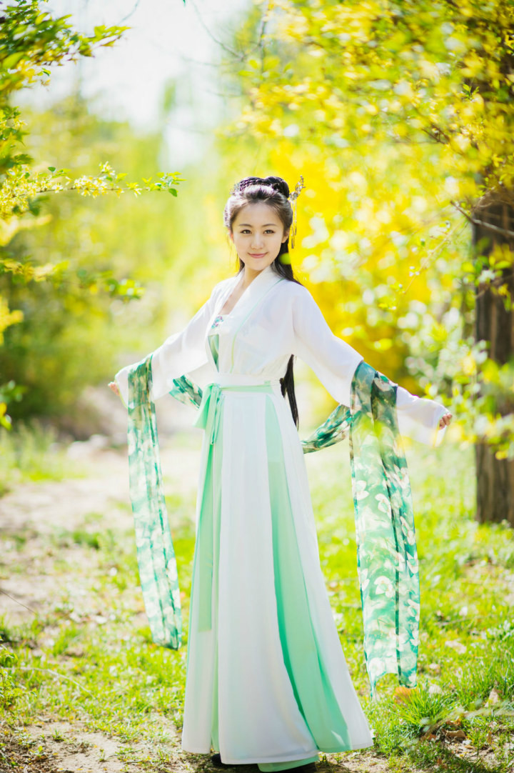  p>汉服,全称是"汉民族传统服饰",又称汉衣冠, a href="#">汉装 /a>, 