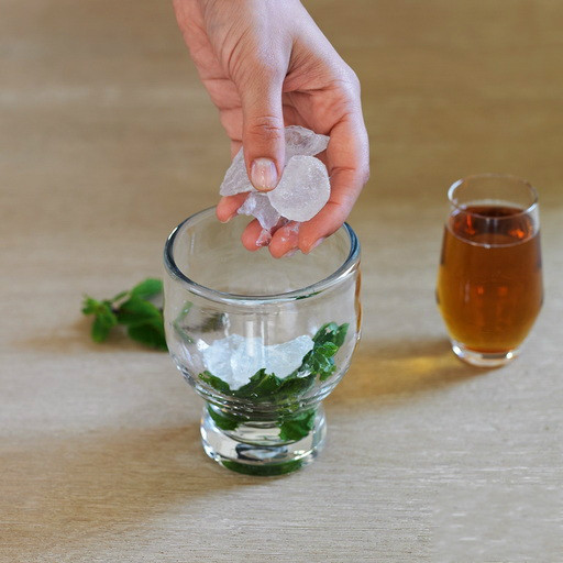  p>薄荷朱丽普(mint julep)是一款用波旁威士忌加糖,冰及薄荷等制成的