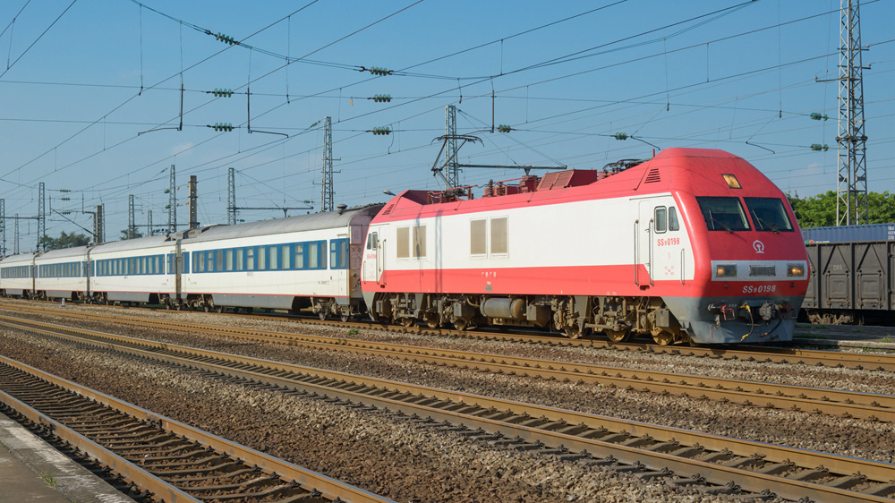 客运列车在载客量,舒适度,美观度,加速度和速度等方面有一定要求,当今