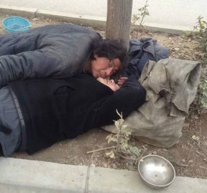 这两天,河南省南阳市街头一乞丐和 a