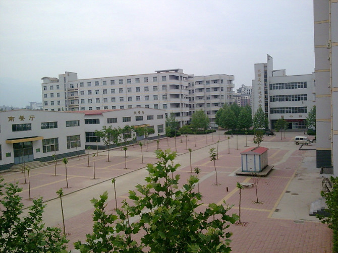  p>林州市实验中学,坐落在 a href="#" data-lemmaid="34502">红旗渠 