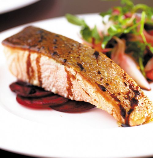  p>罐牛,属于俄式西餐.主食是牛肉.加以蔬菜辅佐. /p>