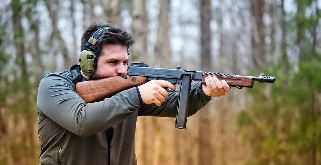  p data-id="gntglvdts7">汤普森冲锋枪(英文:thompson submachinegun