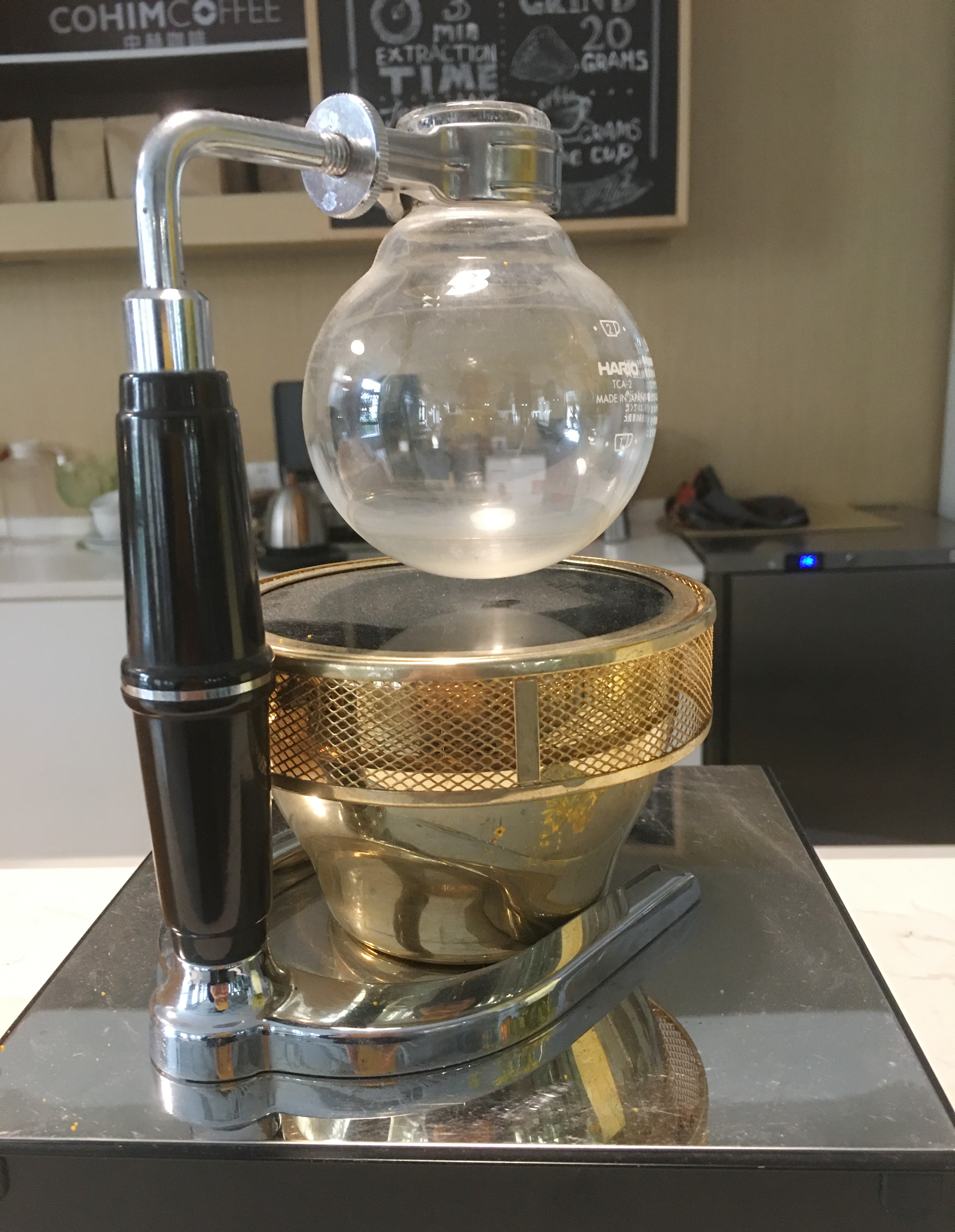  p>虹吸壶(syphon)俗称「 a href="#">塞风壶 /a>」或「虹吸式」,是