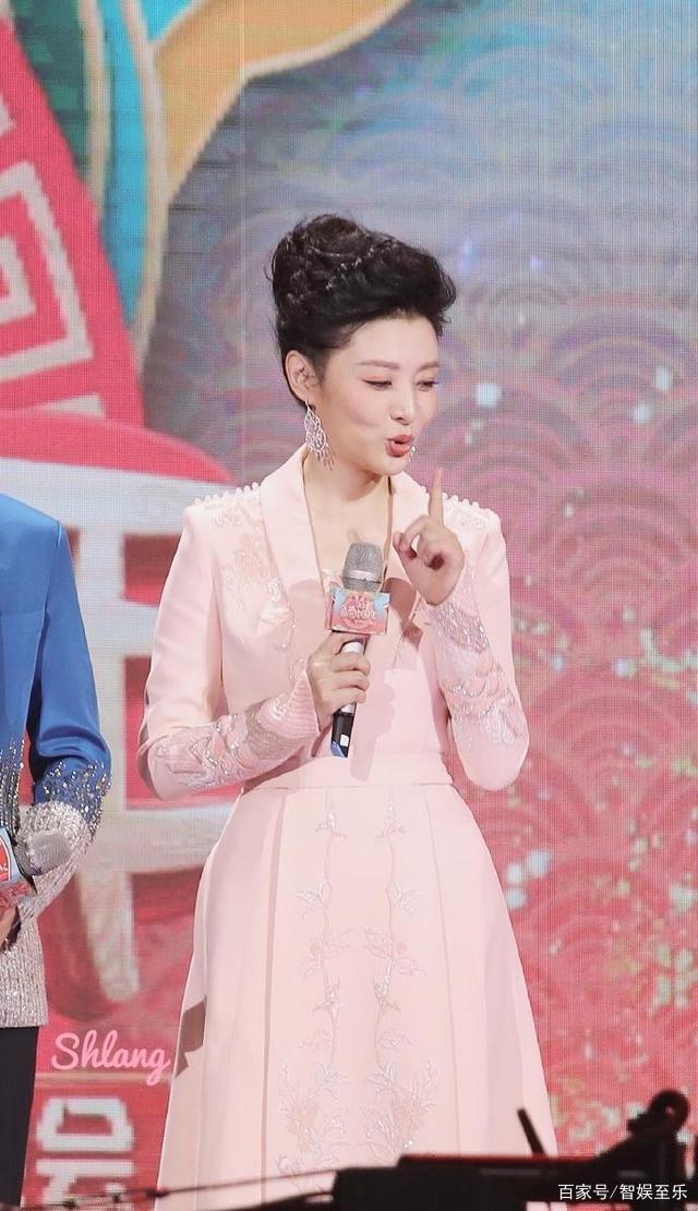 周涛离开央视更忙：导演文联晚会，主持《声临其境》和山东春晚_百科TA说